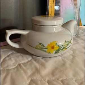 Tuscany fine China teapot with Daffodils 🌼